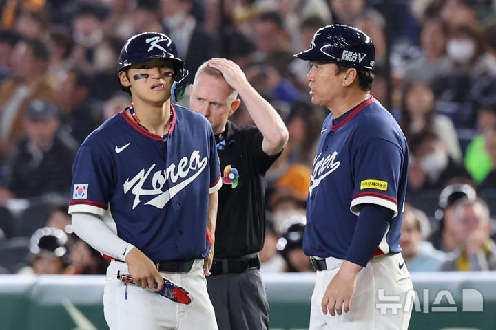 [도쿄=뉴시스] 권창회 기자 = 9일 일본 도쿄돔에서 열린 2026 WBC 조별리그 C조 4차전 한국과 호주의 경기, 6회초 2사 3루 한국 김도영이 1타점 적시타를 친 뒤 코치와 대화하고 있다. 2026.03.09. kch0523@newsis.com