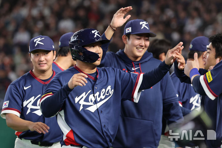 [도쿄=뉴시스] 권창회 기자 = 9일 일본 도쿄돔에서 열린 2026 WBC 조별리그 C조 4차전 한국과 호주의 경기, 5회초 공격을 마친 한국 문보경이 더그아웃에서 축하를 받고 있다. 2026.03.09. kch0523@newsis.com