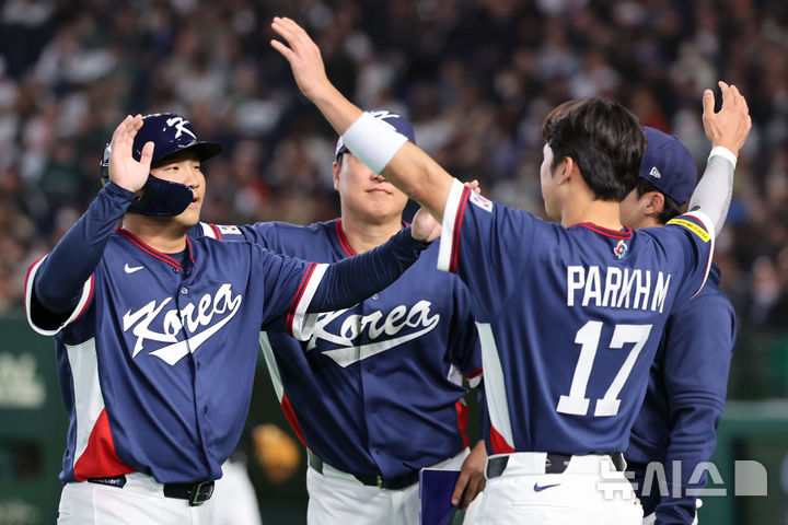 [도쿄=뉴시스] 권창회 기자 = 9일 일본 도쿄돔에서 열린 2026 WBC 조별리그 C조 4차전 한국과 호주의 경기, 5회초 공격을 마친 한국 문보경이 더그아웃에서 축하를 받고 있다. 2026.03.09. kch0523@newsis.com