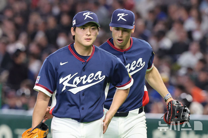 [도쿄=뉴시스] 권창회 기자 = 9일 일본 도쿄돔에서 열린 2026 WBC 조별리그 C조 4차전 한국과 호주의 경기, 8회말 한국 조병현이 위기를 넘긴 뒤 더그아웃으로 향하고 있다. 2026.03.09. kch0523@newsis.com