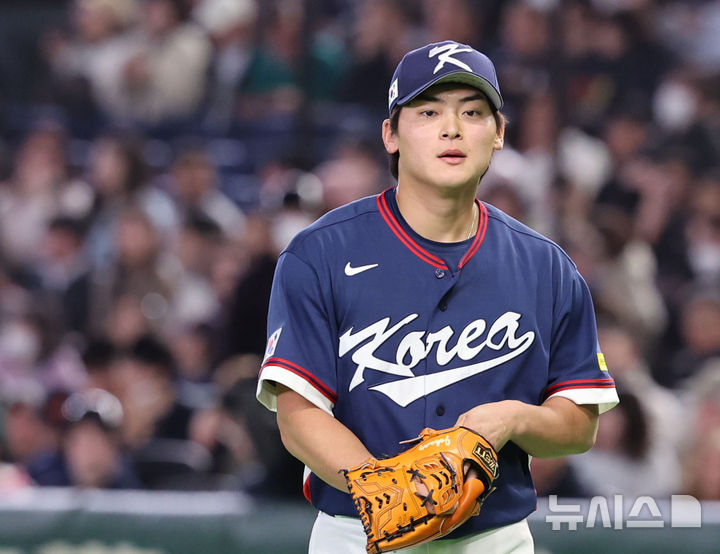 [도쿄=뉴시스] 권창회 기자 = 9일 일본 도쿄돔에서 열린 2026 WBC 조별리그 C조 4차전 한국과 호주의 경기, 8회말 한국 조병현이 위기를 넘긴 뒤 더그아웃으로 향하고 있다. 2026.03.09. kch0523@newsis.com