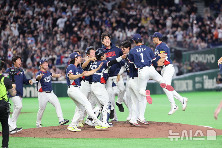 [도쿄=뉴시스] 권창회 기자 = 9일 일본 도쿄돔에서 열린 2026 WBC 조별리그 C조 4차전 한국과 호주의 경기, 7-2로 승리한 한국 대표팀 선수들이 기뻐하고 있다. 2026.03.09. kch0523@newsis.com