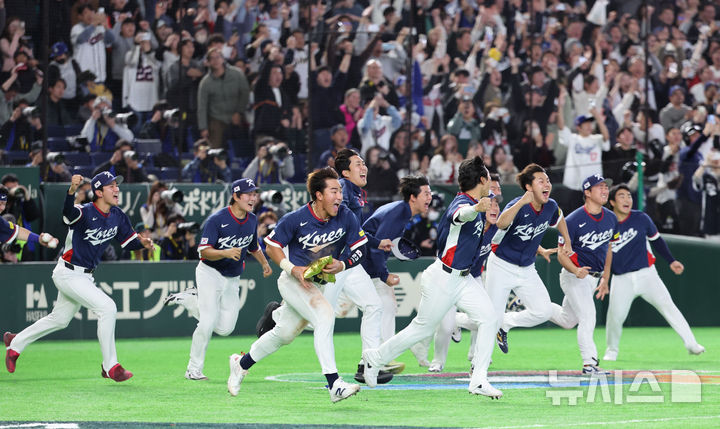 [도쿄=뉴시스] 권창회 기자 = 9일 일본 도쿄돔에서 열린 2026 WBC 조별리그 C조 4차전 한국과 호주의 경기, 7-2로 승리한 한국 대표팀 선수들이 기뻐하고 있다. 2026.03.09. kch0523@newsis.com