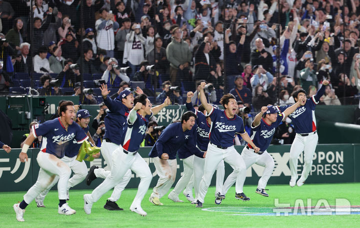 [도쿄=뉴시스] 권창회 기자 = 9일 일본 도쿄돔에서 열린 2026 WBC 조별리그 C조 4차전 한국과 호주의 경기, 7-2로 승리한 한국 대표팀 선수들이 기뻐하고 있다. 2026.03.09. kch0523@newsis.com