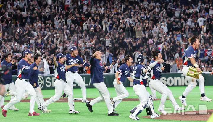 [도쿄=뉴시스] 권창회 기자 = 9일 일본 도쿄돔에서 열린 2026 WBC 조별리그 C조 4차전 한국과 호주의 경기, 7-2로 승리해 WBC 본선에 진출한 한국 대표팀 선수들이 기뻐하고 있다. 2026.03.09. kch0523@newsis.com