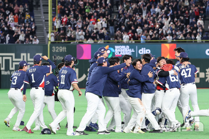 [도쿄=뉴시스] 권창회 기자 = 9일 일본 도쿄돔에서 열린 2026 WBC 조별리그 C조 4차전 한국과 호주의 경기, 7-2로 승리한 한국 대표팀 선수들이 기뻐하고 있다. 2026.03.09. kch0523@newsis.com
