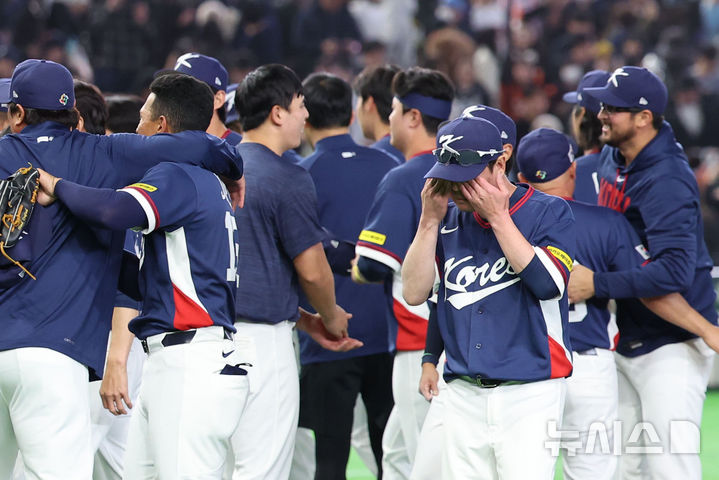 [도쿄=뉴시스] 권창회 기자 = 9일 일본 도쿄돔에서 열린 2026 WBC 조별리그 C조 4차전 한국과 호주의 경기, 7-2로 승리해 WBC 본선에 진출한 한국 대표팀 류지현 감독이 눈물을 닦고 있다. 2026.03.09. kch0523@newsis.com