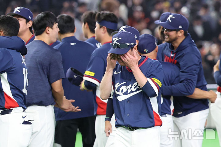 [도쿄=뉴시스] 권창회 기자 = 9일 일본 도쿄돔에서 열린 2026 WBC 조별리그 C조 4차전 한국과 호주의 경기, 7-2로 승리해 WBC 본선에 진출한 한국 대표팀 류지현 감독이 눈물을 닦고 있다. 2026.03.09. kch0523@newsis.com