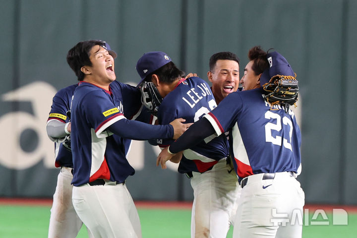 [도쿄=뉴시스] 권창회 기자 = 9일 일본 도쿄돔에서 열린 2026 WBC 조별리그 C조 4차전 한국과 호주의 경기, 7-2로 승리해 WBC 본선에 진출한 한국 대표팀 선수들이 기뻐하고 있다. 2026.03.09. kch0523@newsis.com