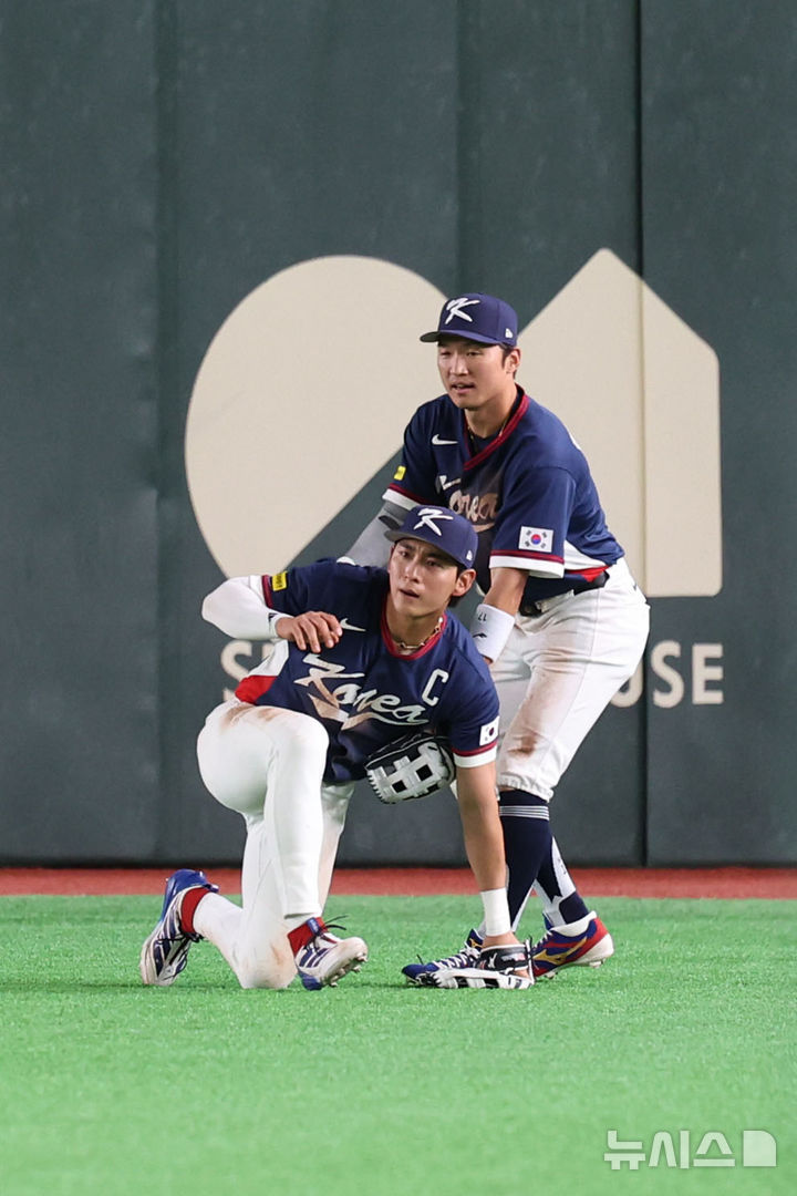 [도쿄=뉴시스] 권창회 기자 = 9일 일본 도쿄돔에서 열린 2026 WBC 조별리그 C조 4차전 한국과 호주의 경기, 9회말 1사 1루 한국 이정후가 호주 윙그로브의 타구를 잡고 필드에 앉아있다.2026.03.09. kch0523@newsis.com