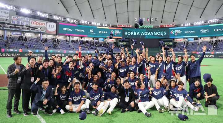 [도쿄=뉴시스] 권창회 기자 = 9일 일본 도쿄돔에서 열린 2026 WBC 조별리그 C조 4차전 한국과 호주의 경기, 7-2로 승리해 WBC 본선에 진출한 한국 대표팀 선수들이 기뻐하고 있다. 2026.03.09. kch0523@newsis.com