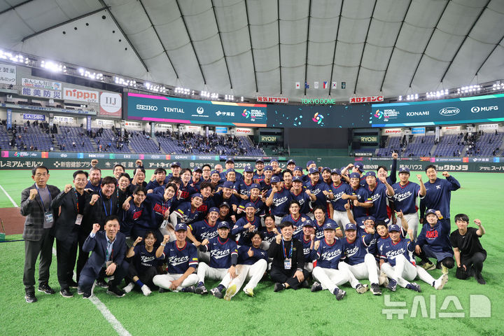 [도쿄=뉴시스] 권창회 기자 = 9일 일본 도쿄돔에서 열린 2026 WBC 조별리그 C조 4차전 한국과 호주의 경기, 7-2로 승리해 WBC 본선에 진출한 한국 대표팀 선수들이 기뻐하고 있다. 2026.03.09. kch0523@newsis.com