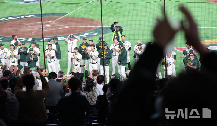 [도쿄=뉴시스] 권창회 기자 = 9일 일본 도쿄돔에서 열린 2026 WBC 조별리그 C조 4차전 한국과 호주의 경기, 7-2로 패배해 WBC 본선진출에 실패한 호주 대표팀 선수들이 관중들에게 인사하고 있다. 2026.03.09. kch0523@newsis.com