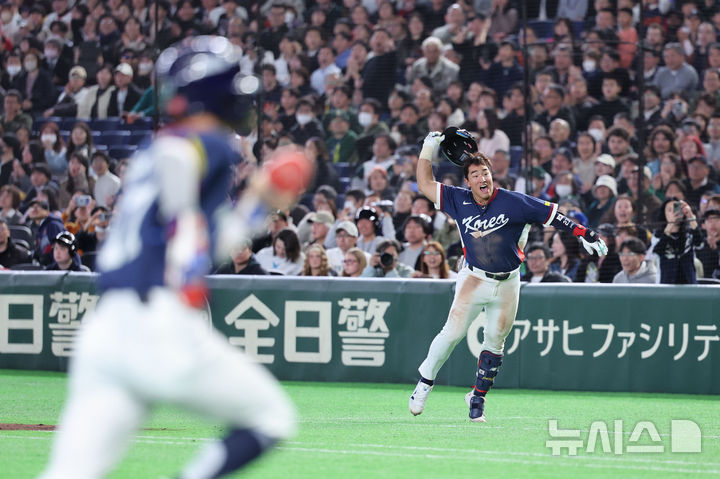 [도쿄=뉴시스] 권창회 기자 = 9일 일본 도쿄돔에서 열린 2026 WBC 조별리그 C조 4차전 한국과 호주의 경기, 9회초 1사 1,3루 한국 안현민이 1타점 희생타를 터트린 후 환호하고 있다. 2026.03.09. kch0523@newsis.com