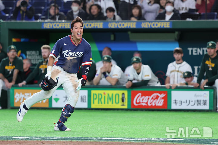 [도쿄=뉴시스] 권창회 기자 = 9일 일본 도쿄돔에서 열린 2026 WBC 조별리그 C조 4차전 한국과 호주의 경기, 9회초 1사 1,3루 한국 안현민이 1타점 희생타를 터트린 후 환호하고 있다. 2026.03.09. kch0523@newsis.com