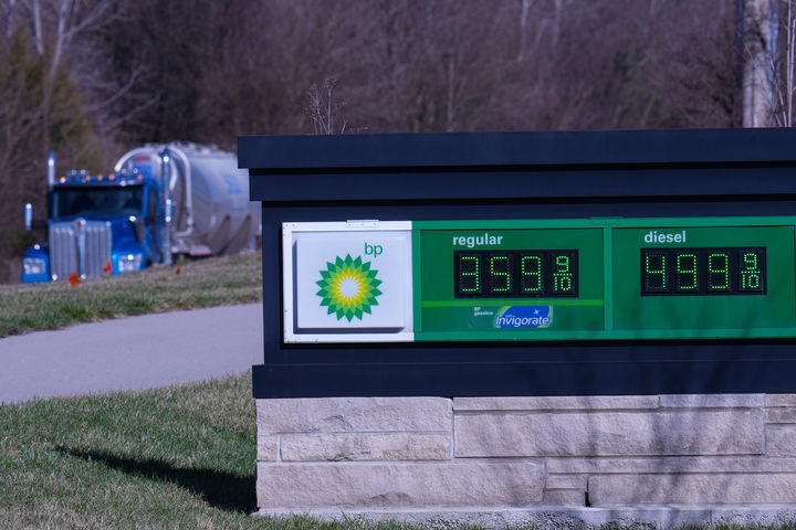 [인디애나주=AP/뉴시스] 17일(현지 시간) NBC뉴스는 미국자동차협회(AAA)를 인용해 미국 내 디젤 평균 가격이 갤런당 5.04달러를 기록했다고 보도했다. 사진은 9일 미국 인디애나주 자이언스빌의 한 주유소에 휘발유와 디젤 가격이 표시돼 있다. 2026.03.18.