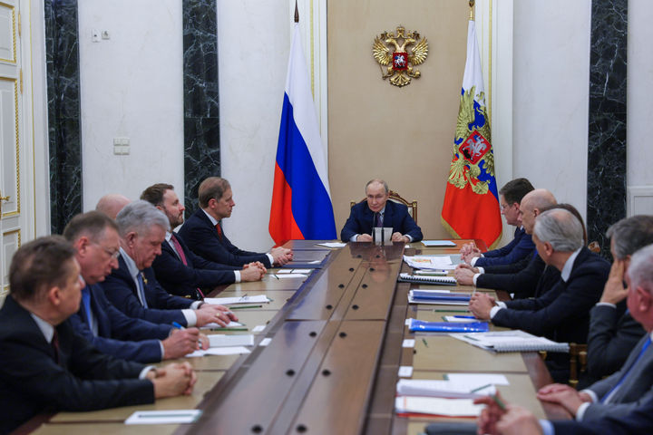 [모스크바=AP/뉴시스] 블라디미르 푸틴(가운데) 러시아 대통령이 9일(현지 시간) 러시아 모스크바 크렘린궁에서 글로벌 에너지 시장 정부 회의를 주재하고 있다. 미국의 러시아 석유 수출 제재가 일시적으로 풀리면서 러시아의 전쟁 지출로 인한 재정 압박이 크게 완화될 가능성이 있다. 2026.3.11.