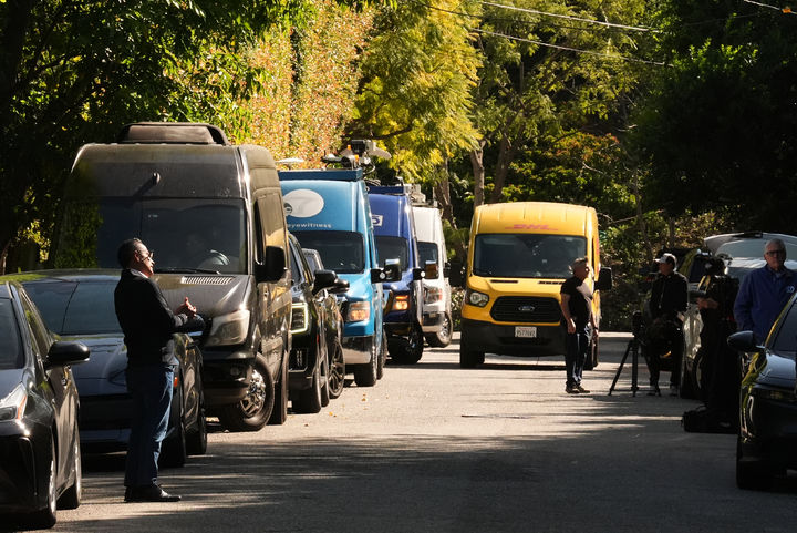 [베벌리힐스=AP/뉴시스] 9일(현지 시간) 미 캘리포니아주 베벌리힐스 리한나의 자택 밖에 취재진이 모여 있다. LA 경찰은 전날 리한나의 자택을 향해 총격을 가한 30대 여성을 현장에서 체포했다고 전했다. 총격 당시 리한나는 집 안에 있었으나 피해는 없었다. 2026.03.10.
