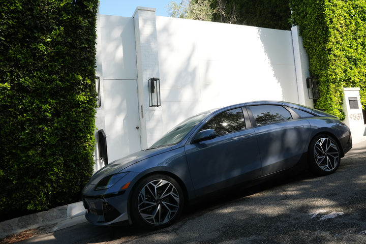 [베벌리힐스=AP/뉴시스] 9일(현지 시간) 미 캘리포니아주 베벌리힐스 리한나의 자택. LA 경찰은 전날 리한나의 자택을 향해 총격을 가한 30대 여성을 현장에서 체포했다고 전했다. 총격 당시 리한나는 집 안에 있었으나 피해는 없었다. 2026.03.10.