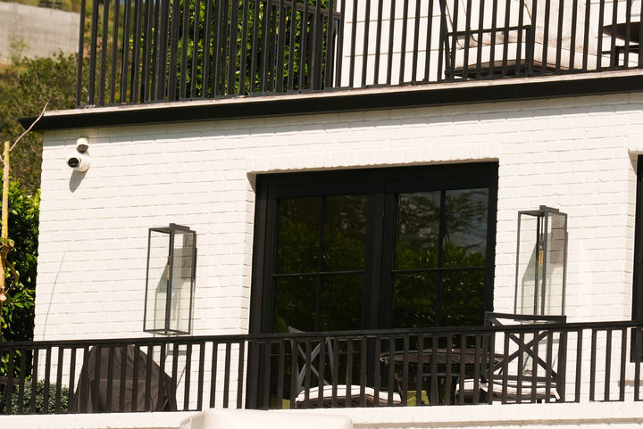 [베벌리힐스=AP/뉴시스] 9일(현지 시간) 미 캘리포니아주 베벌리힐스 리한나의 자택. LA 경찰은 전날 리한나의 자택을 향해 총격을 가한 30대 여성을 현장에서 체포했다고 전했다. 총격 당시 리한나는 집 안에 있었으나 피해는 없었다. 2026.03.10.