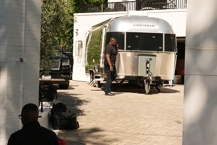 [베벌리힐스=AP/뉴시스] 9일(현지 시간) 미 캘리포니아주 베벌리힐스 리한나의 자택. LA 경찰은 전날 리한나의 자택을 향해 총격을 가한 30대 여성을 현장에서 체포했다고 전했다. 총격 당시 리한나는 집 안에 있었으나 피해는 없었다. 2026.03.10.