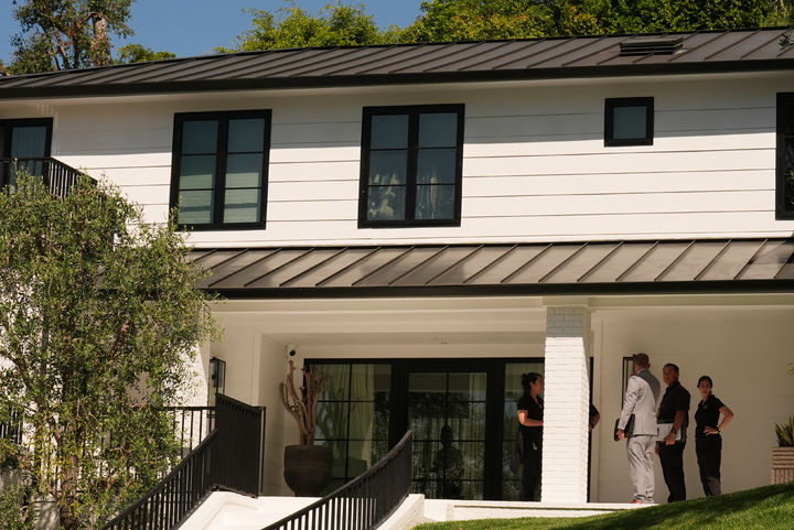 [베벌리힐스=AP/뉴시스] 9일(현지 시간) 미 캘리포니아주 베벌리힐스 리한나의 자택. LA 경찰은 전날 리한나의 자택을 향해 총격을 가한 30대 여성을 현장에서 체포했다고 전했다. 총격 당시 리한나는 집 안에 있었으나 피해는 없었다. 2026.03.10.