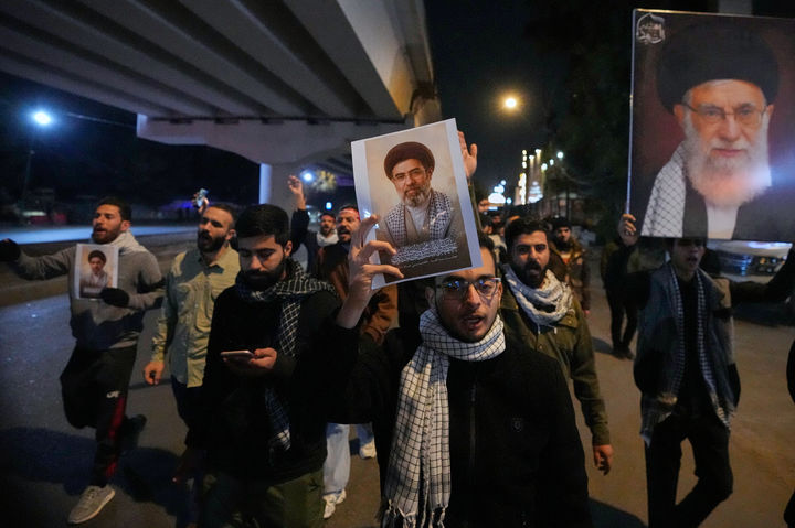 [바그다드=AP/뉴시스] 9일(현지 시간) 이라크 바그다드에서 이라크인들이 이란 최고지도자로 선출된 모즈타바 하메네이를 지지하는 의미로 그의 초상화를 들고 있다. 모즈타바 하메네이는 미·이스라엘의 공습으로 사망한 아야톨라 알리 하메네이 전 최고지도자의 차남으로 8일 이란 최고지도자로 선출됐다. 2026.03.10.