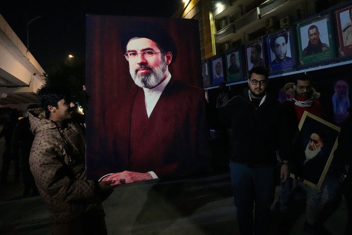 [바그다드=AP/뉴시스] 이란 혁명수비대(IRGC)의 지원으로 선출된 것으로 알려진 아야톨라 알리 하메네이 전 최고지도자 아들 모즈타바 하메네이 최고지도자가 핵 문제와 대(對)미국 외교 노선을 어떻게 잡아나갈지 관심이 쏠린다. 사진은 9일(현지 시간) 이라크 바그다드에서 이라크인들이 모즈타바 하메네이 초상화를 든 모습. 2026.03.10.