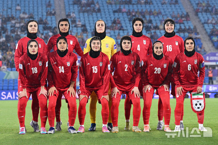 [로비나(호주)=AP/뉴시스] 이란 여성 축구 대표팀이 8일 호주에서 열린 아시안컵 축구대회에서 필리핀팀과 경기를 갖기 전 기념 촬영하고 있다.2026.03.10. 
