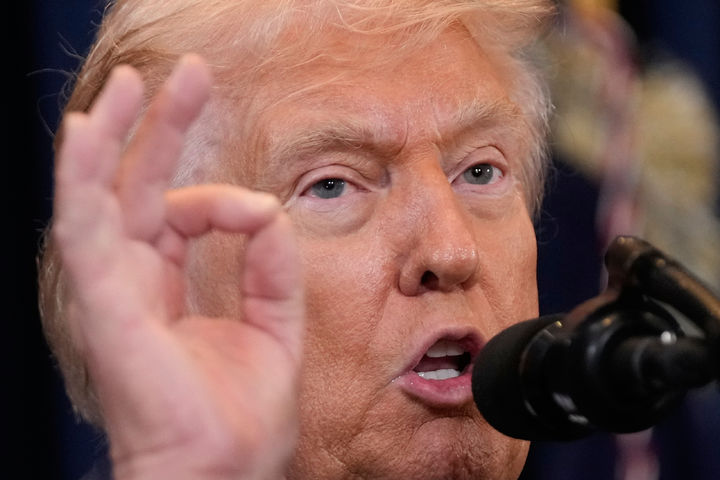 [도럴=AP/뉴시스]도널드 트럼프 미국 대통령이 9일(현지 시간) 미국 플로리다주 도럴의 골프 리조트인 트럼프 내셔널 마이애미에서 기자회견을 하고 있다. 2026.03.10.