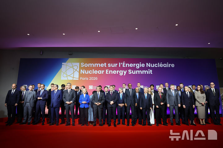 [AP/뉴시스] IAEA 핵에너지 정상회의에 참석한 정부&nbsp; 및 국가 정상들이 단체촬영을 하고 있다