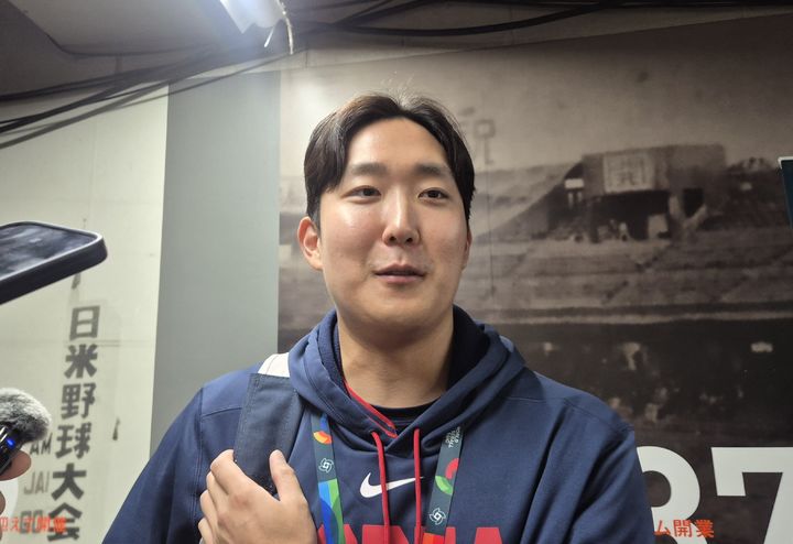[도쿄=뉴시스] 문채현 기자 = 한국 야구 대표팀 손주영이 9일 일본 도쿄돔에서 열린 2026 월드베이스볼클래식(WBC) 조별리그 C조 4차전에서 승리한 뒤 취재진과 인터뷰를 하고 있다. 2026.03.09. dal@newsis.com *재판매 및 DB 금지