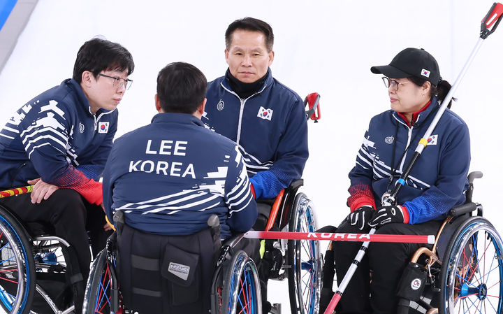 [서울=뉴시스] 휠체어컬링 혼성팀이 9일(현지 시간) 이탈리아 코르티나담페초의 코르티나 컬링 올림픽 스타디움에서 열린 2026 밀라노·코르티나담페초 동계패럴림픽 예선 5차전 슬로바키아와의 경기에서 이야기를 나누고 있다. (사진 = 대한장애인체육회 제공) *재판매 및 DB 금지