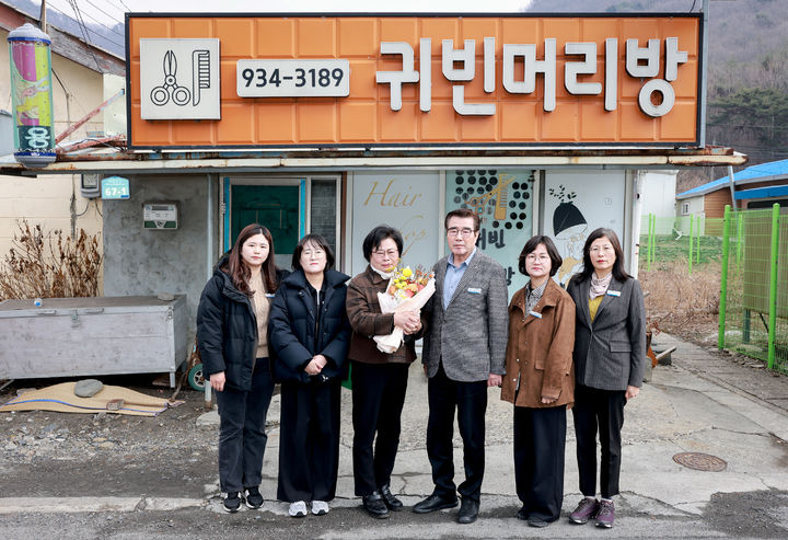 [보령=뉴시스] 화랑무공훈장을 전달받은 고(故) 이홍섭씨 유가족들 기념촬영. (사진=보령시 제공) 2026.03.10. photo@newsis.com *재판매 및 DB 금지