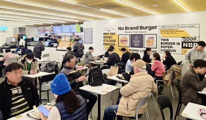 [서울=뉴시스] 노브랜드 버거가 직장인 가성비 점심 메뉴로 주목받고 있다.(사진=신세계푸드) *재판매 및 DB 금지