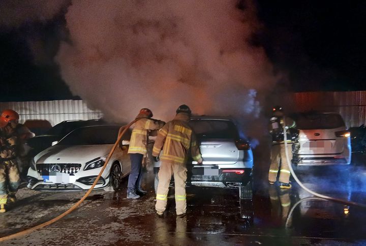 [안동=뉴시스] 안동시 수하동 자동차 정비업소에 주차된 차량에서 발생한 화재를 진화하고 있다. (사진=경북소방본부 제공) 2026.03.10. photo@newsis.com *재판매 및 DB 금지