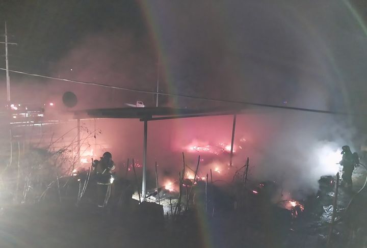  [예천=뉴시스] 경북 예천군 지보면 양봉장에서 발생한 화재를 소방당국이 진화하고 있다. (사진=경북소방본부 제공) 2026.03.10. photo@newsis.com *재판매 및 DB 금지