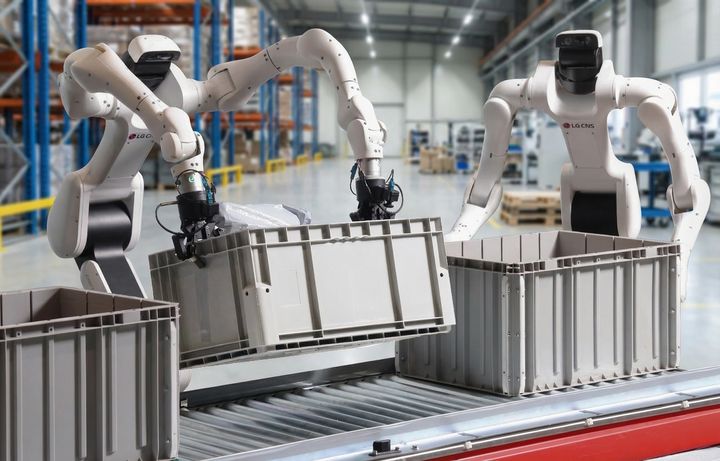 LG CNS가 덱스메이트 휴머노이드 로봇을 산업현장에 투입하기 위해 트레이닝 시키는 모습. AI로 생성한 가상 이미지 (사진=LG CNS 제공 *재판매 및 DB 금지