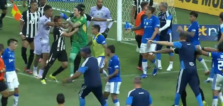 [서울=뉴시스] 2026시즌 캄페오나투 미네이루 결승전 크루제이루와 아틀레치쿠 미네이루의 맞대결에서 벌어진 난투극. (사진=중계화면 캡처) 2026.03.10. photo@newsis.com *재판매 및 DB 금지