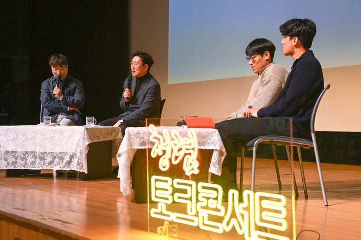 [원주=뉴시스] 원강수 강원 원주시장이 참석한 청렴 토크콘서트 현장에서 직원들과 함께 소통하며 행사에 참여하고 있다. (사진=원주시 제공) 2026.03.10. photo@newsis.com *재판매 및 DB 금지