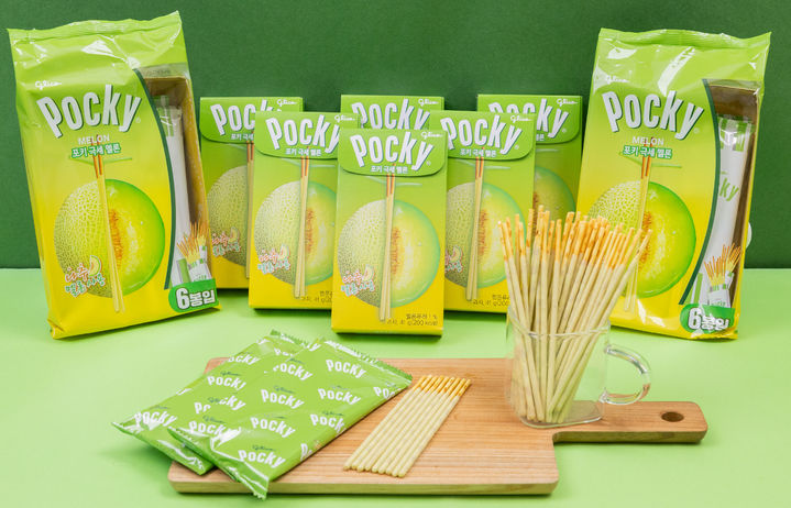 [서울=뉴시스] 해태가한·일 최초로 과일 맛을 담은 포키 극세 '멜론'을 출시한다.(사잔=해태제과) *재판매 및 DB 금지