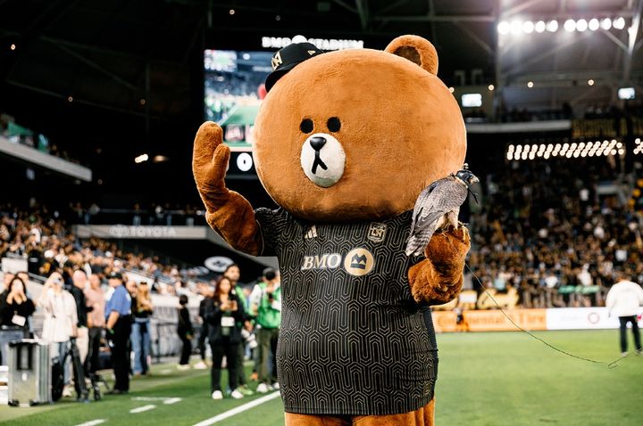 [서울=뉴시스] IPX가 미 프로축구 메이저리그사커(MSL) 구단 LAFC와 전략적 파트너십을 체결했다고 10일 밝혔다. IPX는 파트너십 체결을 기념해 지난 8일(한국 시간) 브라운을 LAFC 대 FC 댈러스가 열린 LAFC 홈 구장 'BMO 스타디움'에 데뷔했다. 2026.03.10. (사진=IPX 제공) *재판매 및 DB 금지