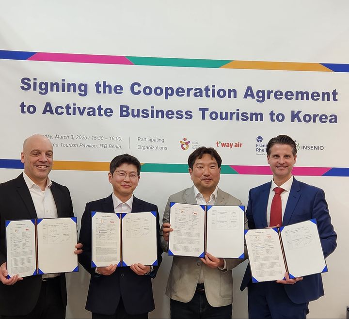 ‘방한 비즈니스 관광 활성화를 위한 다자간 업무 협약’을 체결한 관광공사·티웨이항공·FRM·인세니오 등 관계자들. (사진=관광공사) *재판매 및 DB 금지