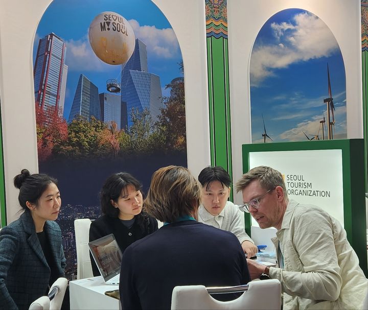  ‘2026 베를린 국제 관광 박람회’의 ‘한국 관광 홍보관’에서 서울관광재단 관계자들이 독일 현지 여행사 관계자들과 상담하고 있다. (사진=관광공사) *재판매 및 DB 금지