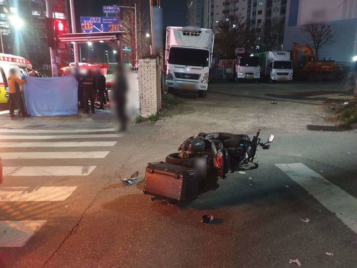 [부산=뉴시스] 9일 오후 9시30분께 부산 동래구의 한 도로에서 오토바이 충돌하는 사고가 발생해 1명이 숨지고 1명이 다쳤다. (사진=부산 동래경찰서 제공) 2026.03.10. photo@newsis.com *재판매 및 DB 금지