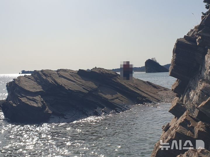 [인천=뉴시스] 3일 인천 영흥도 해식동굴 인근에서 영흥파출소 경찰관이 고립자 2명을 구조하고 있다. (사진=인천해양경찰서 제공)