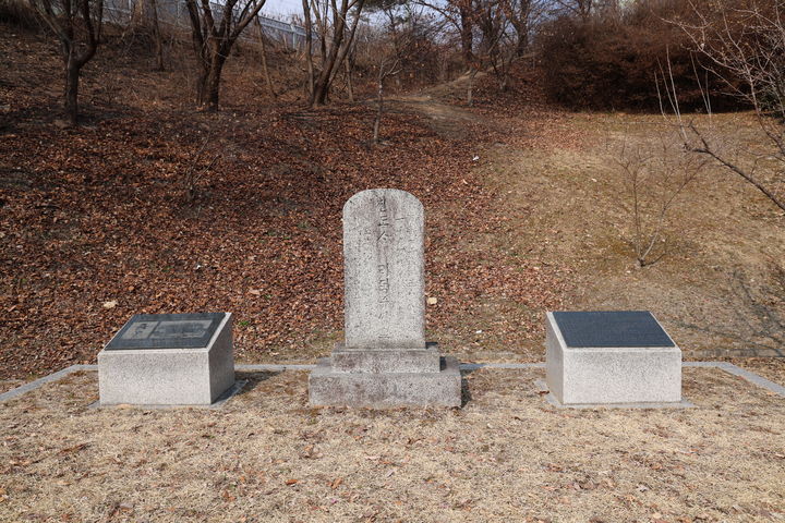 [춘천=뉴시스] 9일 한국교회총연합 '근대문화유산 탐방' 중 춘천중앙교회에 있는 이덕수 전도사 묘비 (사진=한국교회총연합 제공) 2025.03.11. photo@newsis.com&nbsp; *재판매 및 DB 금지