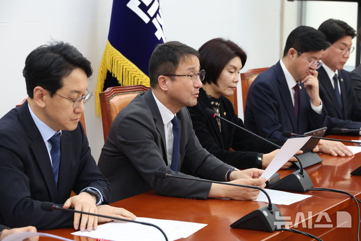 [서울=뉴시스] 조성봉 기자 = 한병도 더불어민주당 원내대표가 10일 오전 서울 여의도 국회에서 열린 원내대책회의에서 발언을 하고 있다. 2026.03.10. suncho21@newsis.com