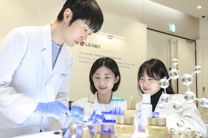 [서울=뉴시스] LG생활건강 스킨 롱제비티 연구 스케치 모습. (사진=LG생활건강 제공) *재판매 및 DB 금지