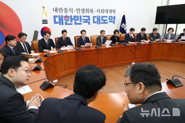 [서울=뉴시스] 조성봉 기자 = 한병도 더불어민주당 원내대표가 10일 오전 서울 여의도 국회에서 열린 원내대책회의에서 발언을 하고 있다. 2026.03.10. suncho21@newsis.com